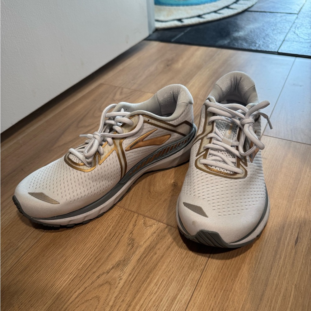 Brooks Adrenaline GTS 20 White and Gold Running Shoes